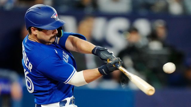 Blue Jays go to great lengths to recover Guerrero’s bat from netting