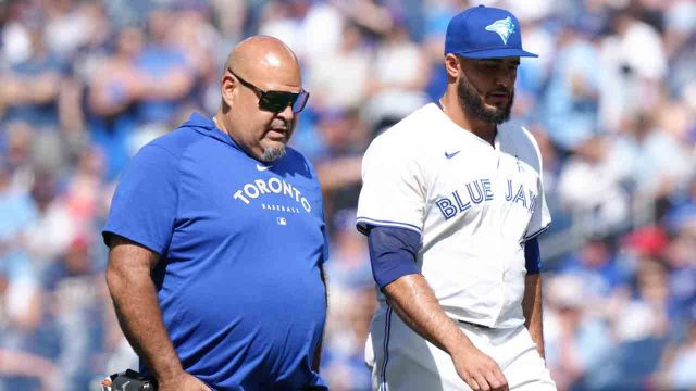 Blue Jays Manager John Schneider Participates in Trevor Richards’ Warm-Up Session