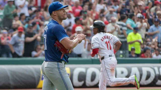 Daulton Varsho of the Blue Jays dealing with lower back tightness, status day-to-day