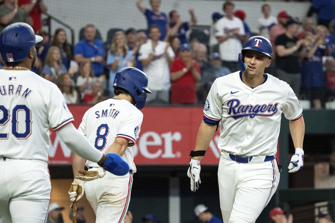 Seager hits three-run homer in his return to Dodger Stadium