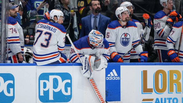 Smith and DeSantis make a wager on the Stanley Cup final involving whisky, rum, and key lime pie