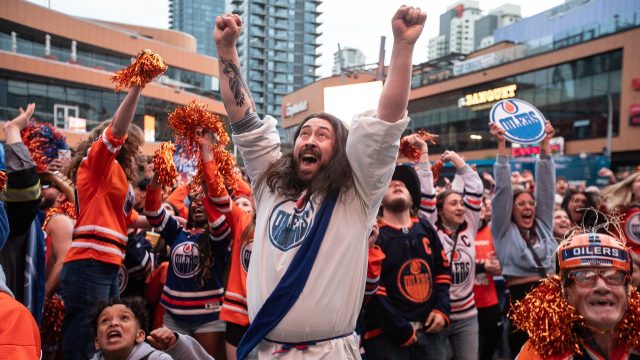 Snoop Dogg Wears Edmonton Oilers Sweater During Concert in Edmonton