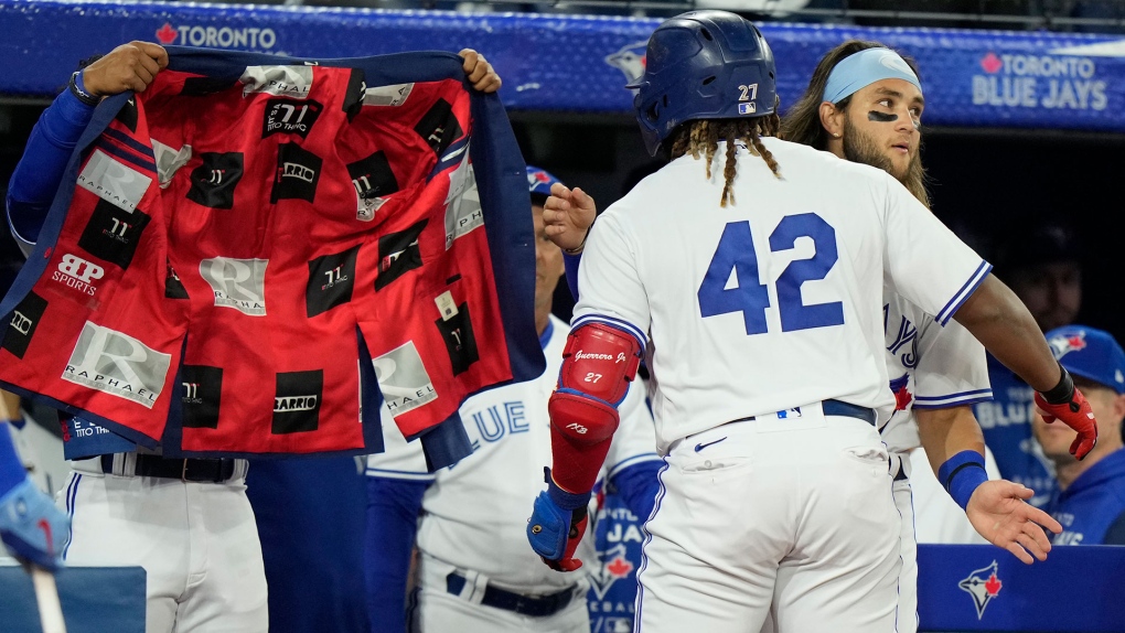 Vladimir Guerrero Jr. of the Blue Jays hits solo home run, continues impressive streak