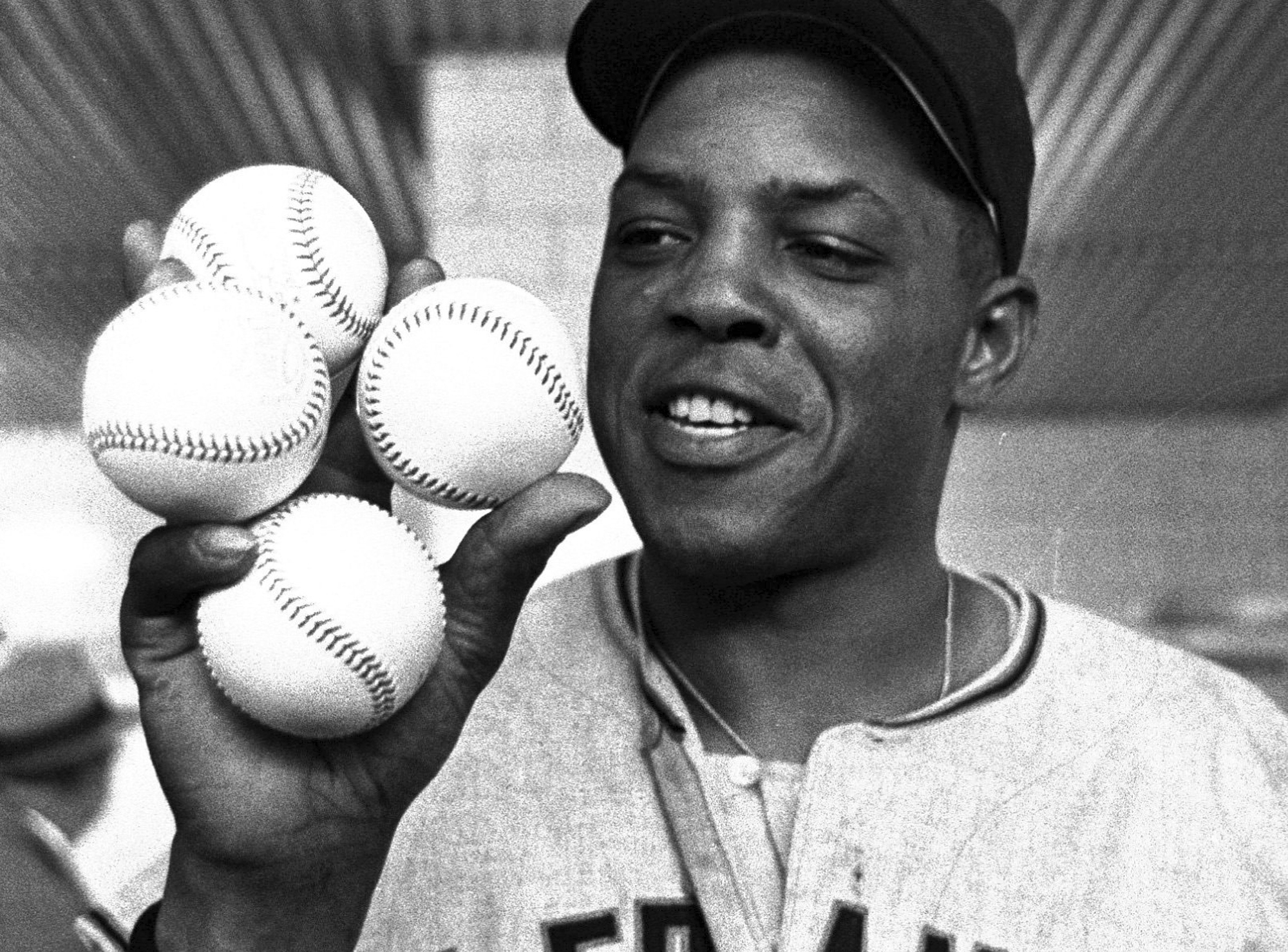 Willie Mays receives standing ovation at Rickwood Field in honor of his achievements