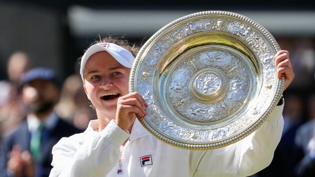 Alcaraz wins second consecutive Wimbledon men's title by defeating Djokovic