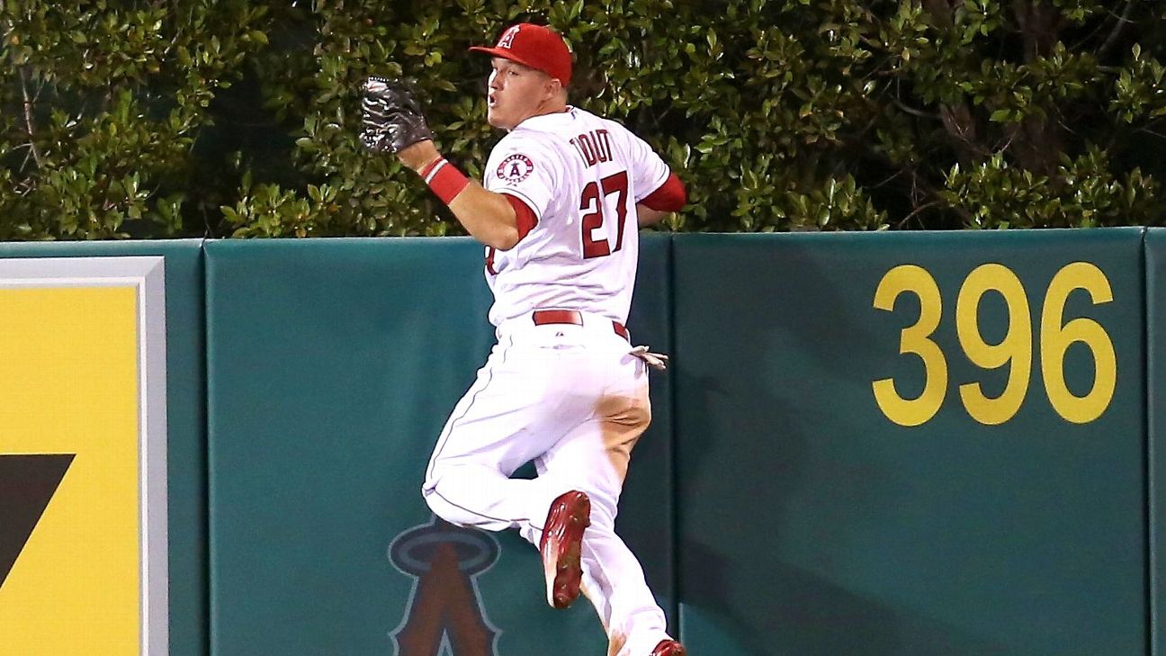 Angels’ player makes incredible home run robbery by reaching over wall