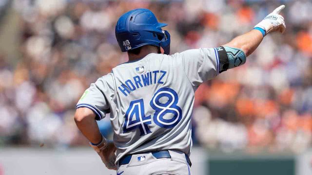 Blue Jays defeat Giants with help from Jansen and Horwitz home runs