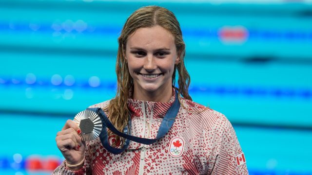 Summer McIntosh of Canada dominates competition to secure Olympic gold in 400-meter individual medley