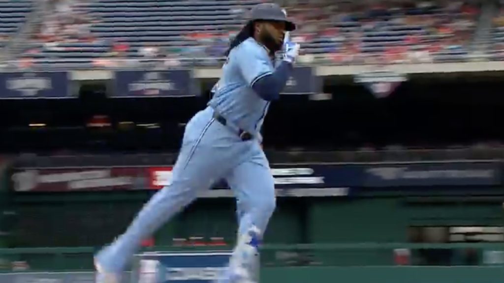 Vladimir Guerrero Jr. makes impressive diving play and flip to Chris Bassitt, but Astros manage to score a run