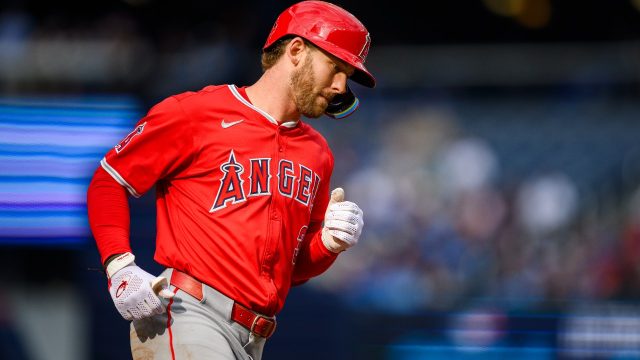 Blue Jays' Bassitt shows support for teammate Francis by bringing a sign to the plate