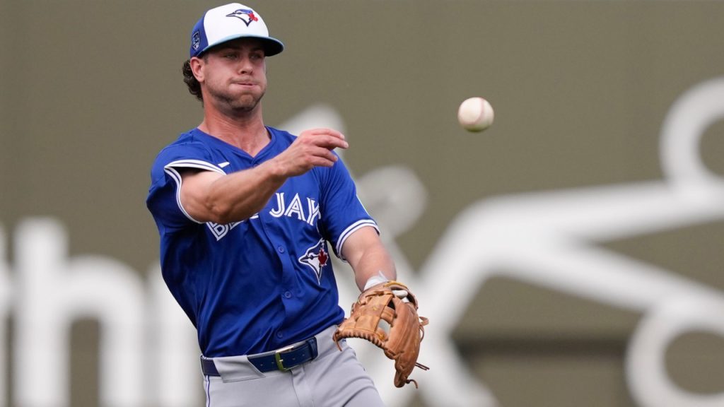 Blue Jays fans pay tribute to Espinal before he hits a powerful double