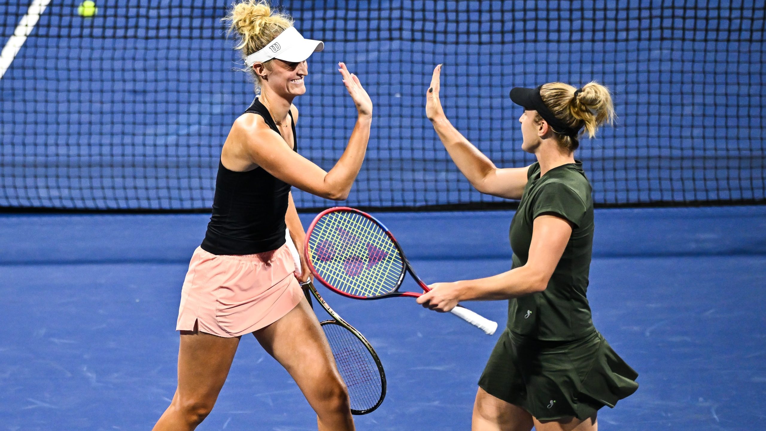 Dabrowski and Routliffe defeat Fernandez sisters in doubles semifinals