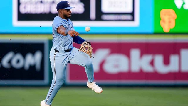 Leo Jimenez, Blue Jays shortstop, exits game due to right knee soreness