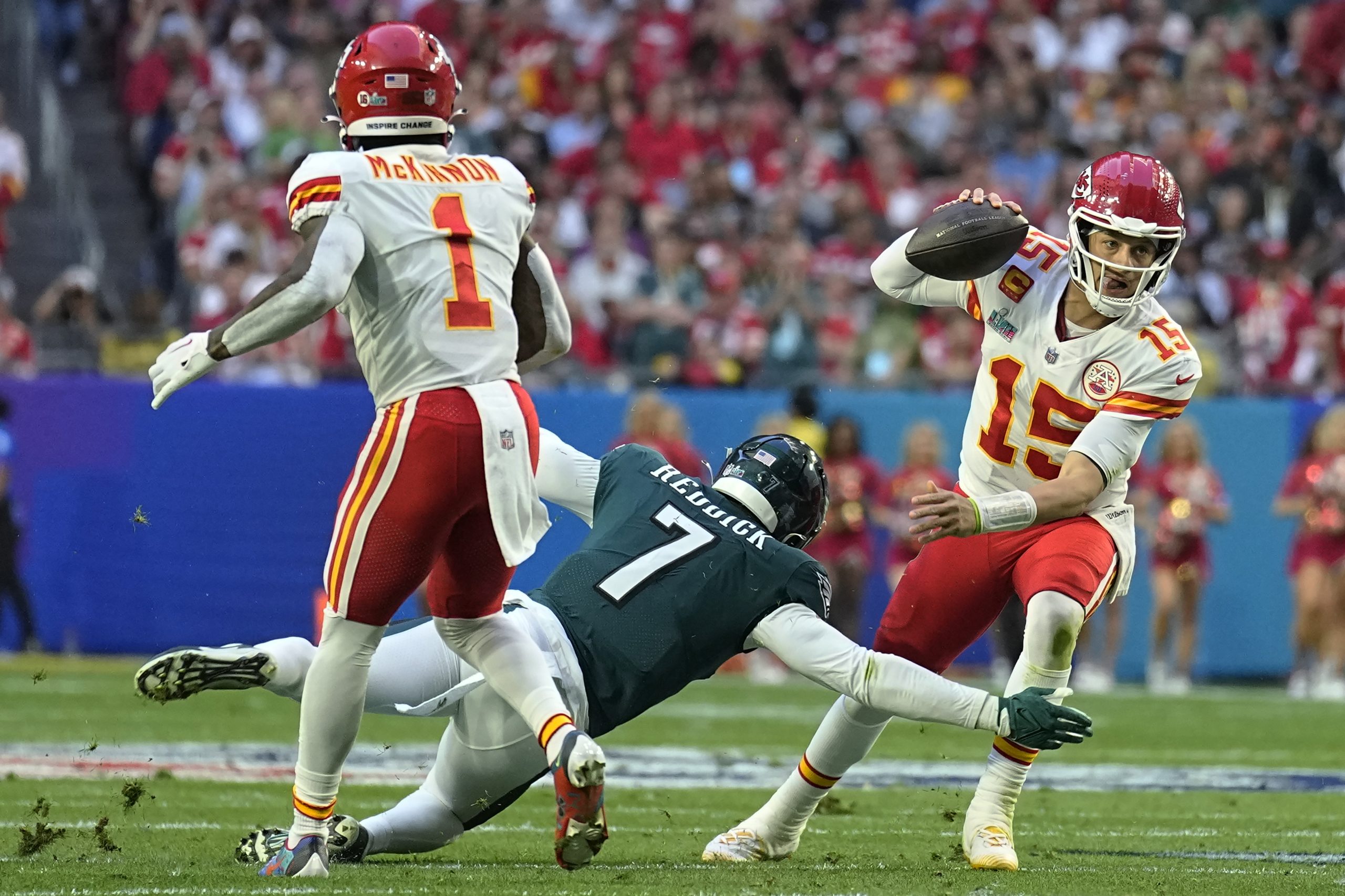 Patrick Mahomes of the Chiefs showcases impressive behind-the-back play