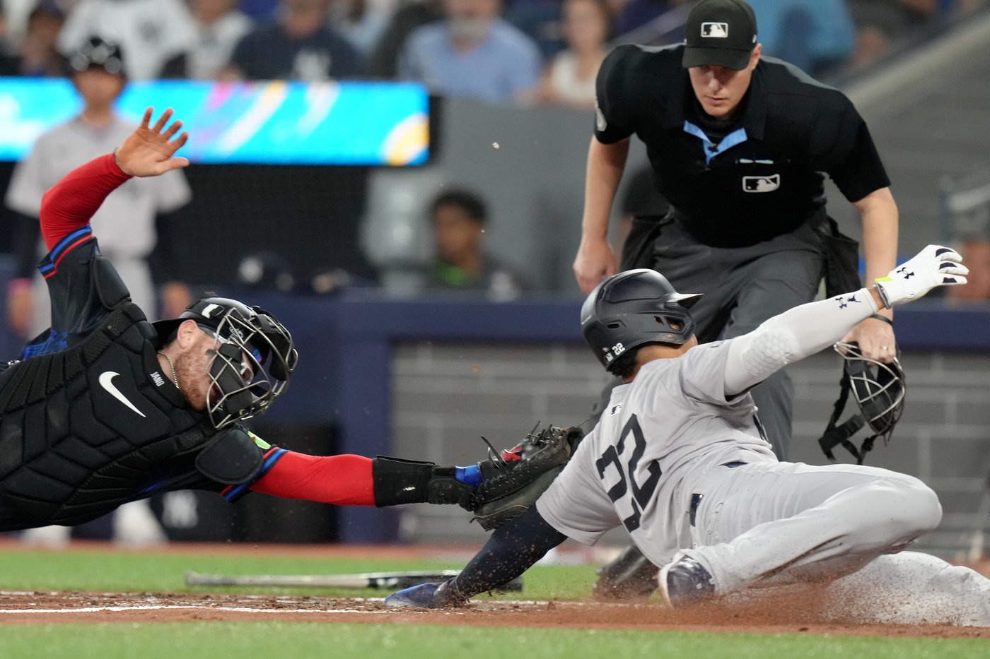 Reds defeat Gausman and Blue Jays with sixth-inning rally