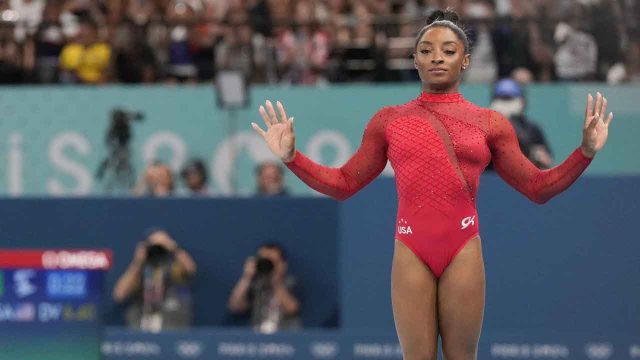 Simone Biles slips off balance beam and misses podium placement