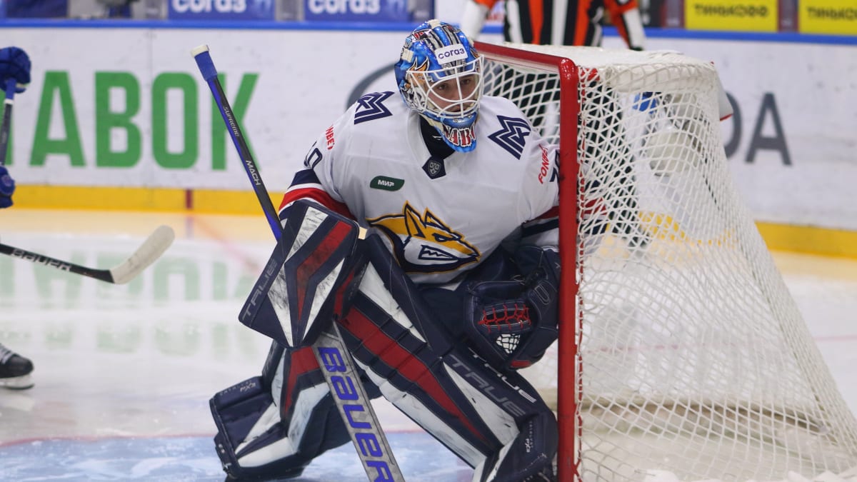 Yaroslav Askarov, a top goalie prospect, acquired by Sharks from Predators