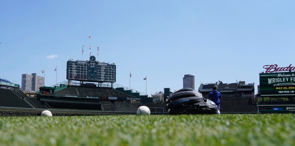 Rizzo receives standing ovation at Wrigley Field following emotional tribute video