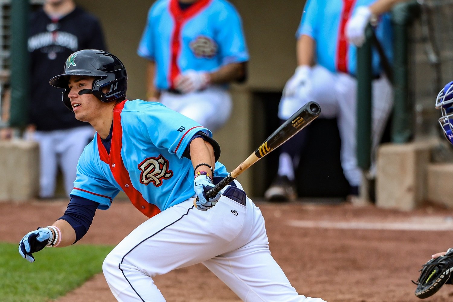 Twins’ Wallner makes spectacular play by flipping over right field wall to field base hit