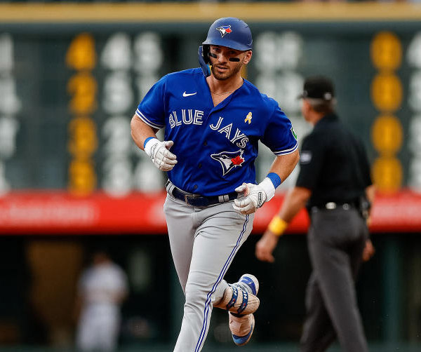 Vladimir Guerrero Jr. ignores stop sign and scores on Josh Horwitz’s double for Blue Jays