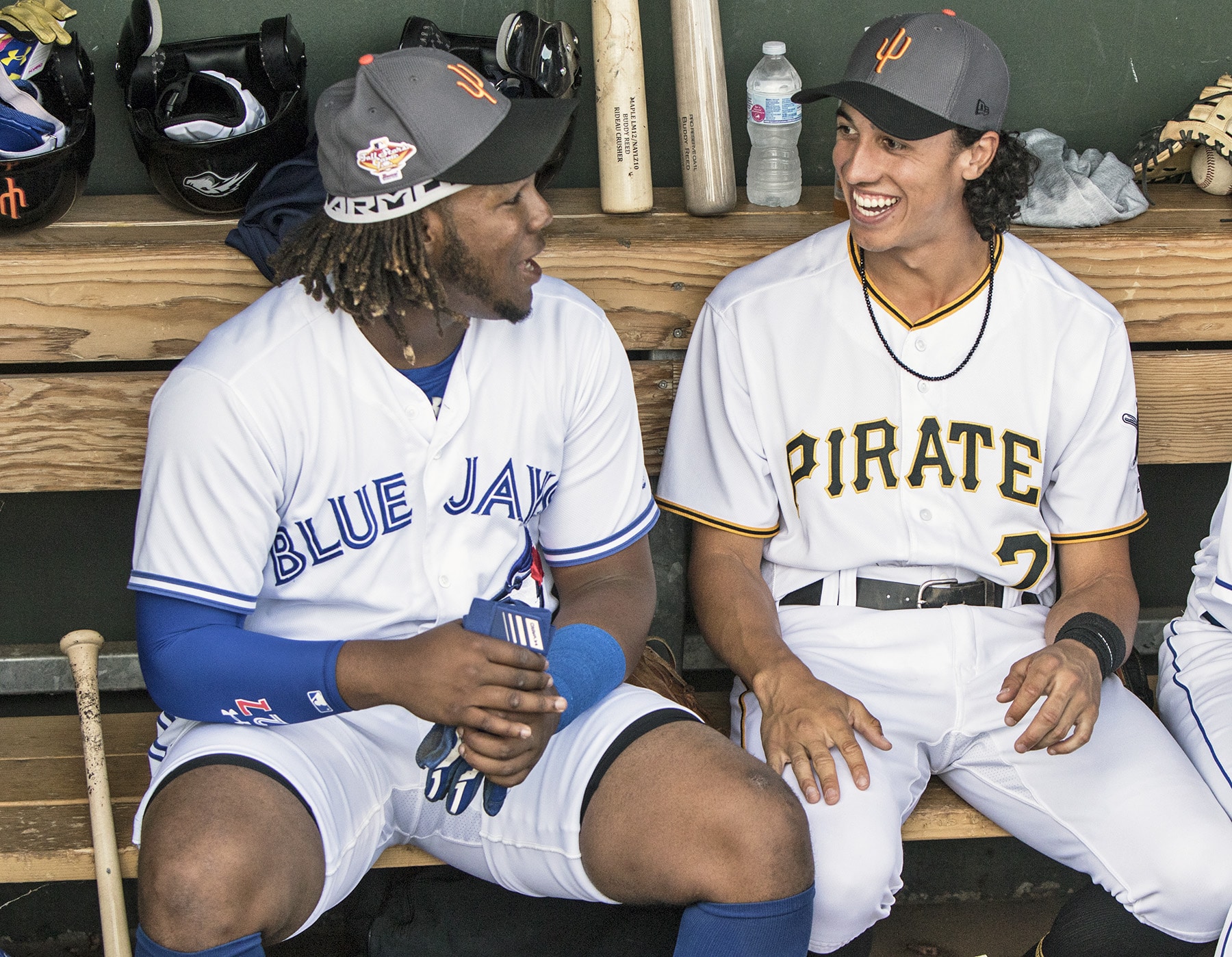 Vladimir Guerrero Jr. of the Blue Jays makes impressive diving backhand stop to close out inning