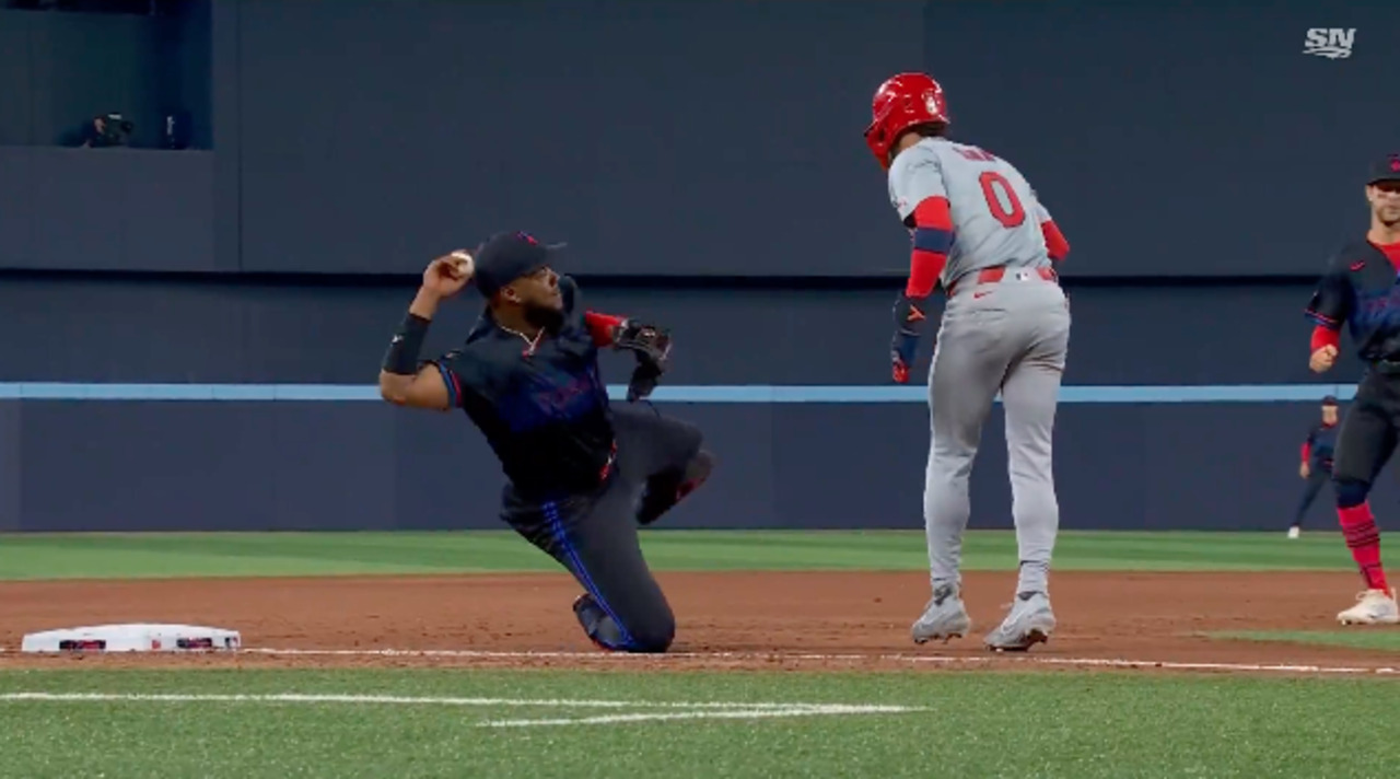 Vladimir Guerrero Jr. of the Blue Jays makes impressive diving effort to nearly turn double play